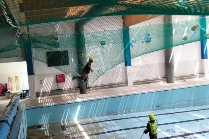 Sistema S - Rede de segurança horizontal certificada EN 1263, ideal para zonas amplas e trabalhos internos.