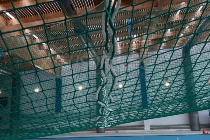 Sistema S - Rede de segurança horizontal certificada EN 1263, ideal para zonas amplas e trabalhos internos.