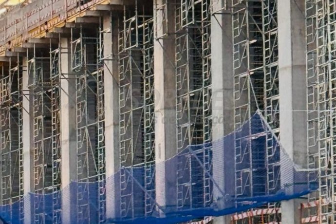 Sistema U - Sistema vertical para fechos temporários, usado em poços de elevador e perímetros de laje a laje.