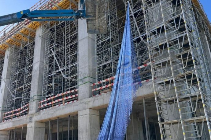 Sistema U - Sistema vertical para fechos temporários, usado em poços de elevador e perímetros de laje a laje.