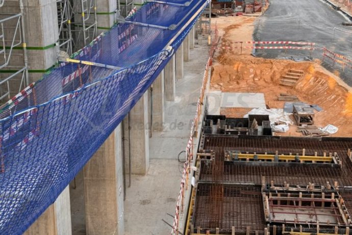 Sistema U - Sistema vertical para fechos temporários, usado em poços de elevador e perímetros de laje a laje.