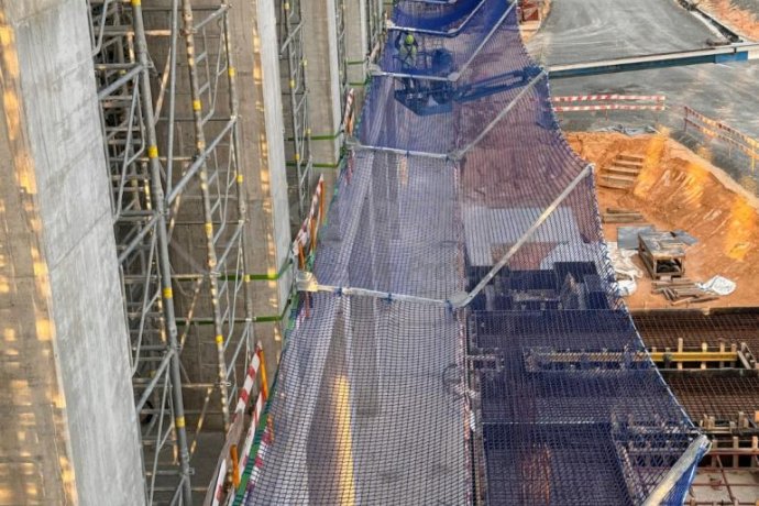 Sistema U - Sistema vertical para fechos temporários, usado em poços de elevador e perímetros de laje a laje.