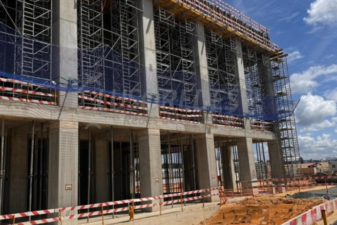 Sistema U - Sistema vertical para fechos temporários, usado em poços de elevador e perímetros de laje a laje.