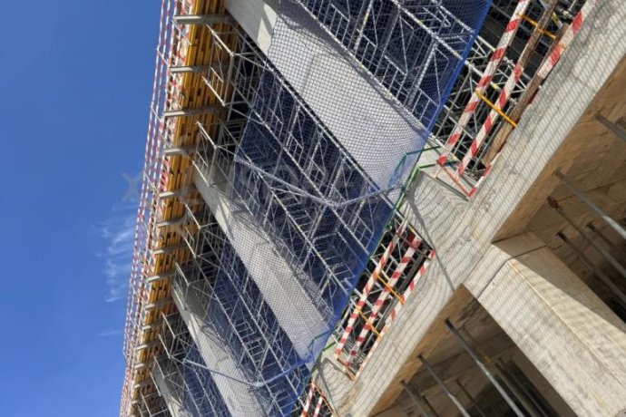 Sistema U - Sistema vertical para fechos temporários, usado em poços de elevador e perímetros de laje a laje.