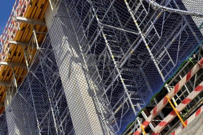 Sistema U - Sistema vertical para fechos temporários, usado em poços de elevador e perímetros de laje a laje.