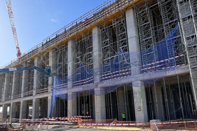 Sistema U - Sistema vertical para fechos temporários, usado em poços de elevador e perímetros de laje a laje.