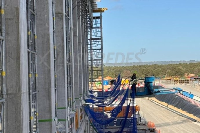 Sistema U - Sistema vertical para fechos temporários, usado em poços de elevador e perímetros de laje a laje.