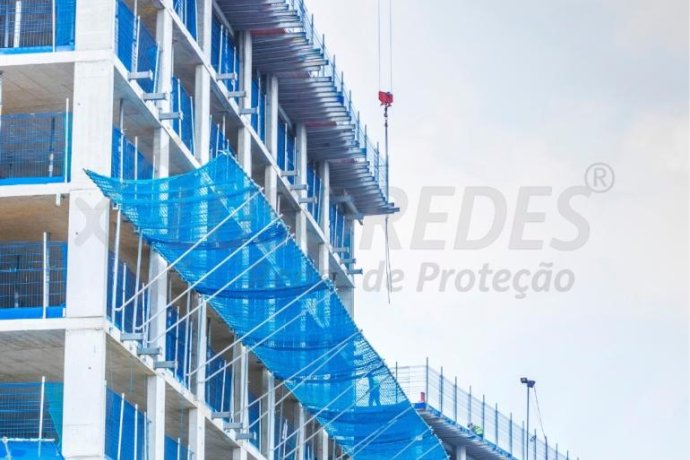 Sistema T - Rede de segurança de fachada certificada EN 1263, usada para prevenção de queda de trabalhadores e objetos.