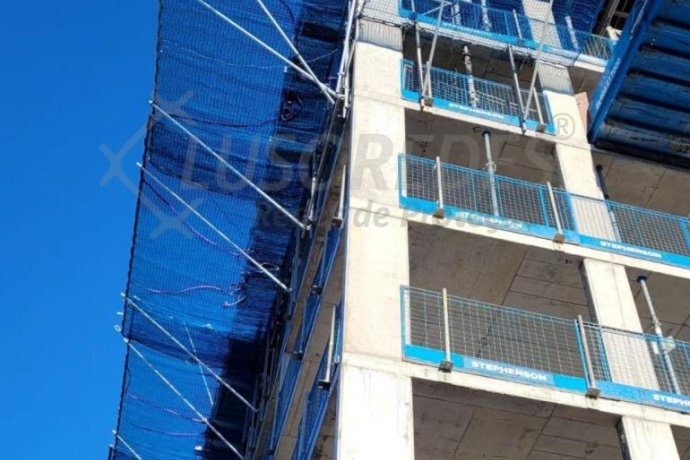 Sistema T - Rede de segurança de fachada certificada EN 1263, usada para prevenção de queda de trabalhadores e objetos.