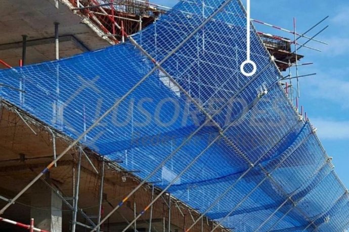 Sistema T - Rede de segurança de fachada certificada EN 1263, usada para prevenção de queda de trabalhadores e objetos.